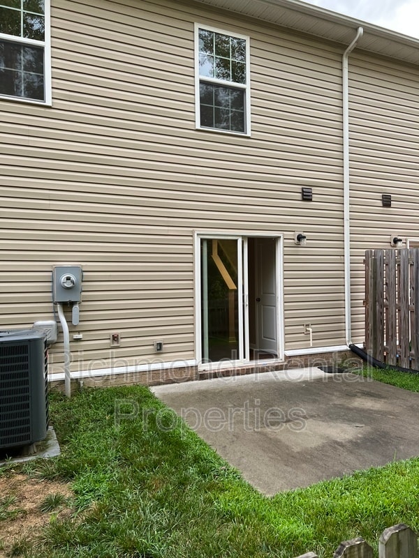 Building Photo - 1503 Stonewall Manor Dr