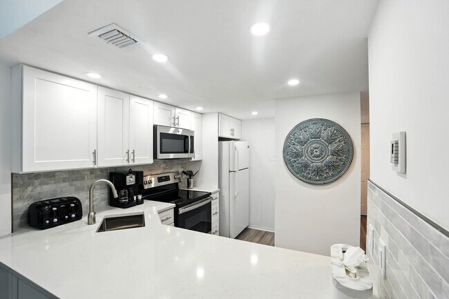 Building Photo - 600 Neapolitan Way