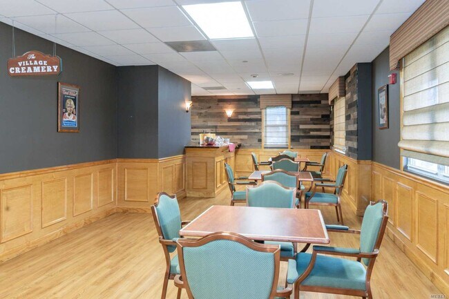 Building Photo - 565 Albany Ave