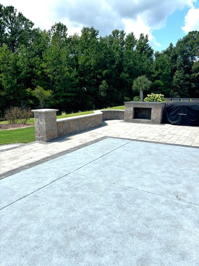 Building Photo - 231 Belclare Way