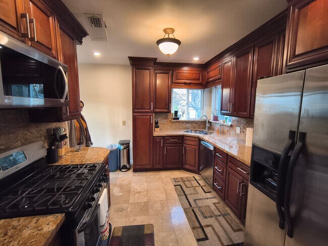 Building Photo - Cozy 3 BD/2 BATH Single Family Home With 2 Floors Located in Albany, Ca.