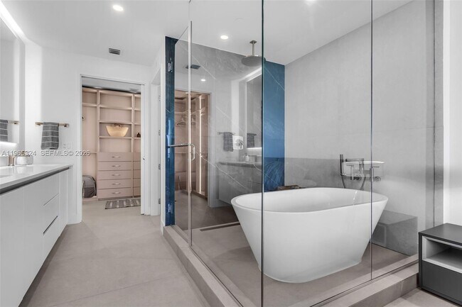 Building Photo - 700 NE 24th St