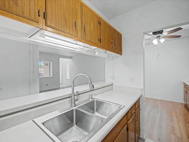 Building Photo - 2 Bedroom 2 Bathroom with Community Pool and Spa!
