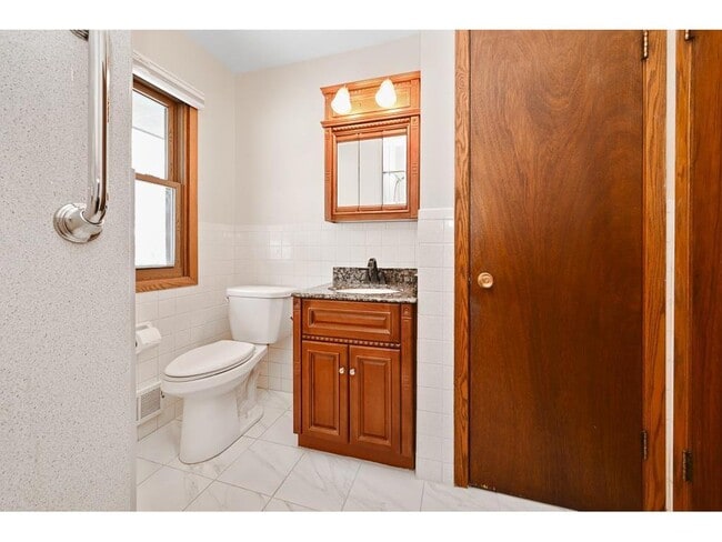 Building Photo - 10517 Quebec Ave N