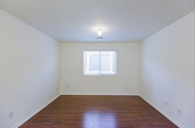 Building Photo - Beautiful 2 story Home