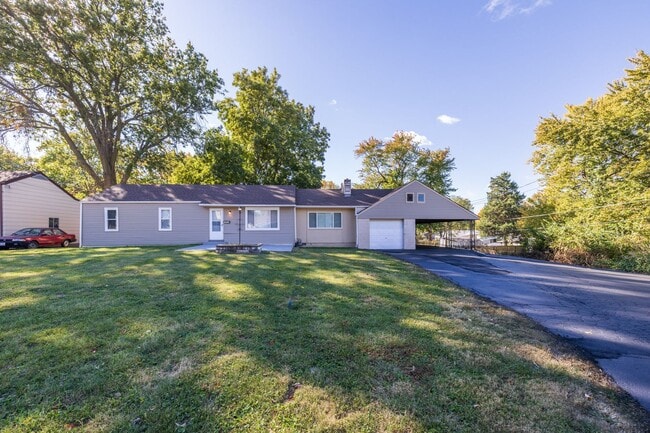 Primary Photo - Spacious St. Ann Home with Large Detached ...