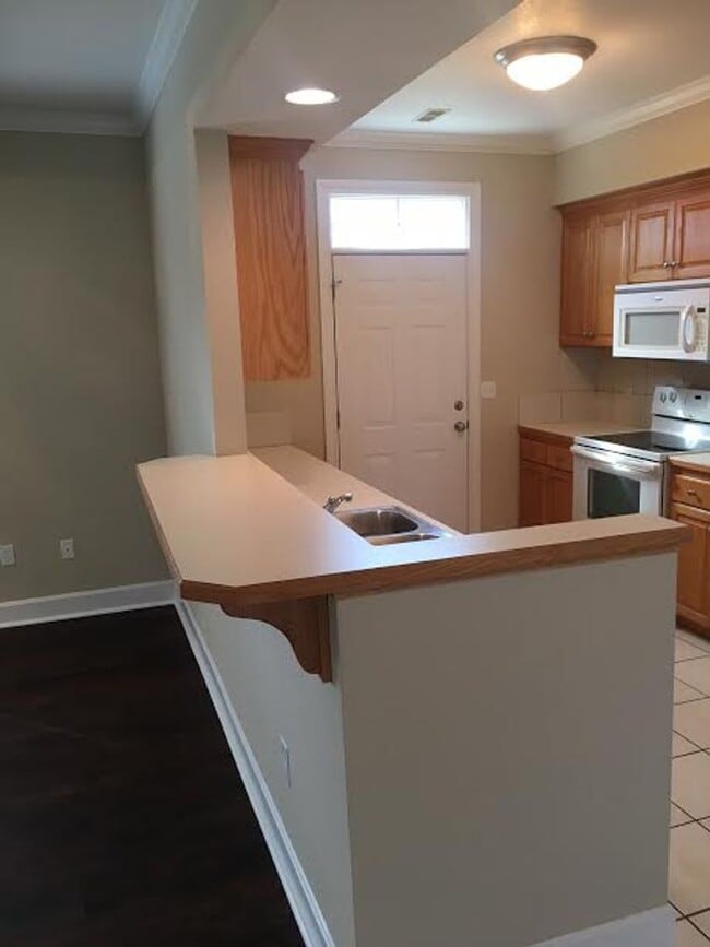 Building Photo - 4 x 3.5 single family home great for commuters!