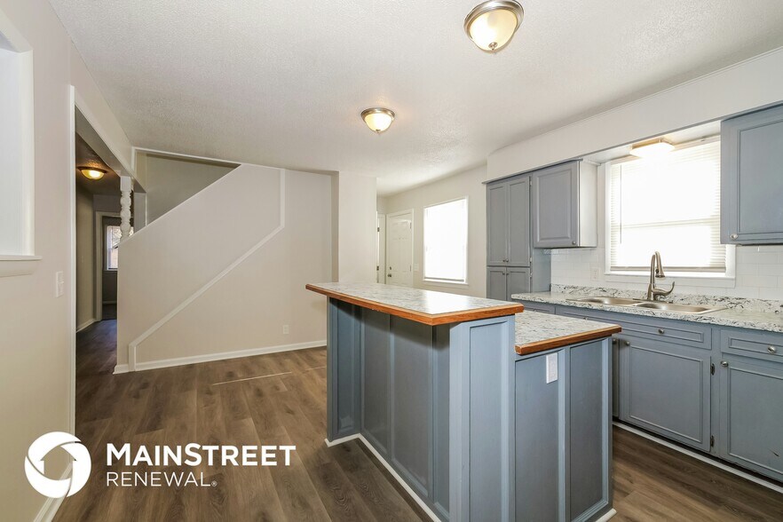 Building Photo - 403 E 9th St