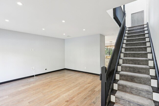 Building Photo - 6 Pheasant Walk