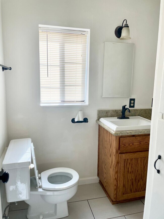 Building Photo - Charming 1 Bedroom