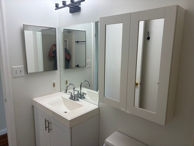 Building Photo - Well Maintained 2nd Floor Condo Now Available in Northridge Estates