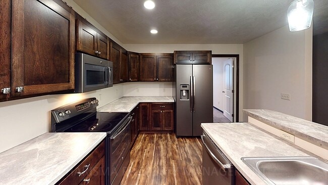 Building Photo - 3 BD, 2 BA IN TEA! LOCATION! LOCATION! LOCATION! AMENITY FILLED, PET FRIENDLY TOWN HOME!