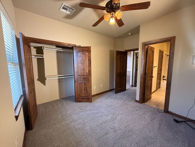 Building Photo - 3 Bed, 2.5 Bath Home in Oxford Park – Open Layout & Tall Ceilings