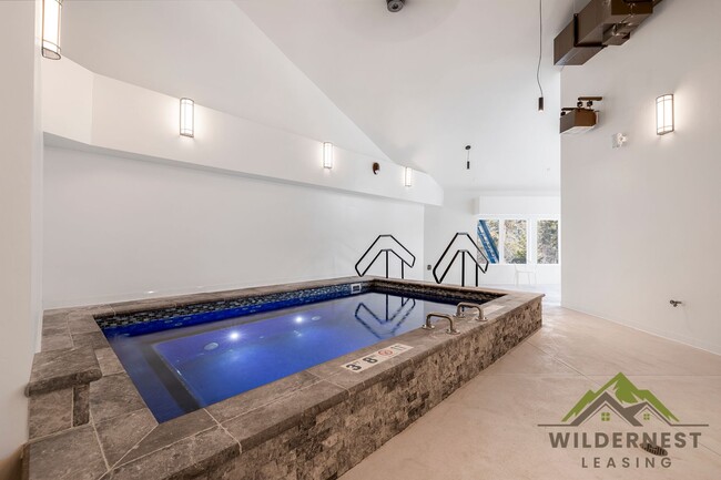 Building Photo - Sunshine and Views-Furnished 2 Bedrooms/2 Bathrooms Buffalo Ridge Condo