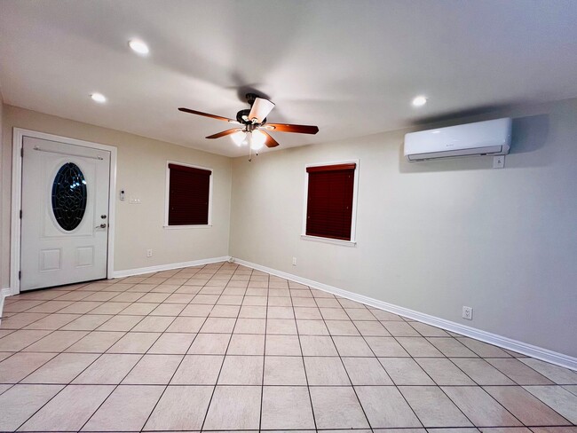 Building Photo - $1,000 off Move-in Special! 2 bedroon 1 ba...