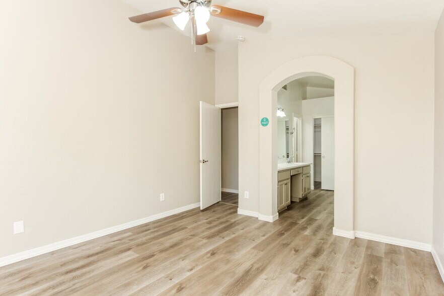 Building Photo - 8413 W Bluefield Ave