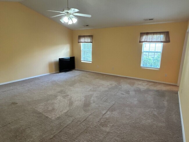 Building Photo - Spacious 3 Bed | 2.5 Bath House in Raleigh