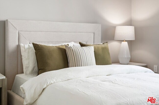 Building Photo - 160 N La Peer Dr