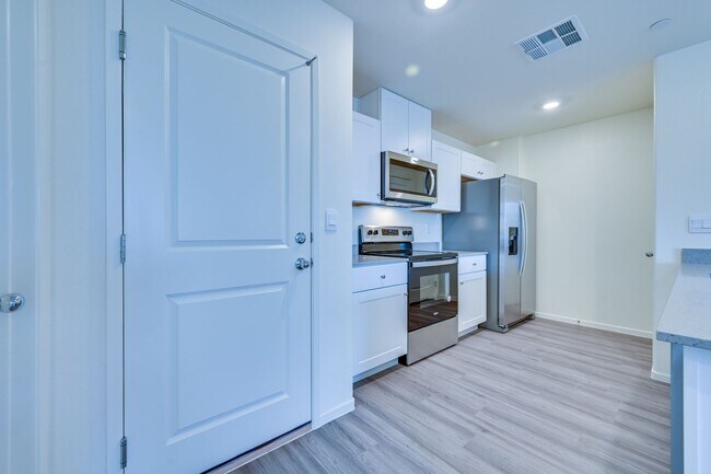 Building Photo - Brand New Townhouse!!! All Appliances incl...