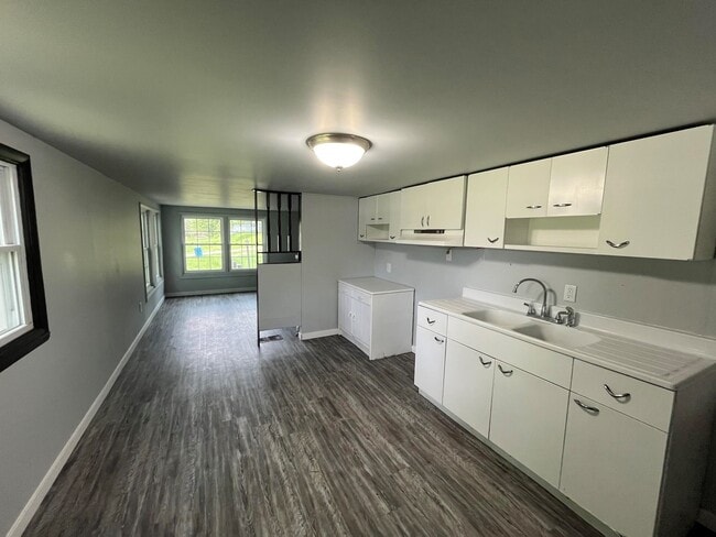 Building Photo - 410 Lakeview-