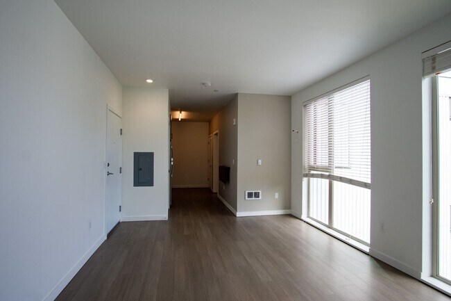 Building Photo - Light & Bright Top-Floor Studio w/Modern Amenities Ready Mid-April!