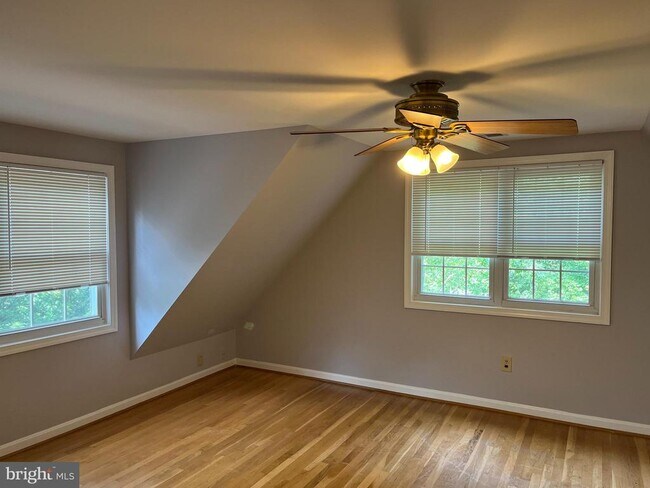Building Photo - 6803 Dante Ct