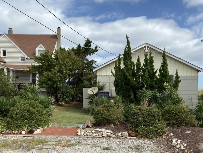 Building Photo - 756 W Ocean View Ave