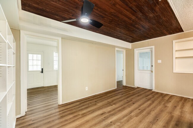 Building Photo - 159 Oak Dr