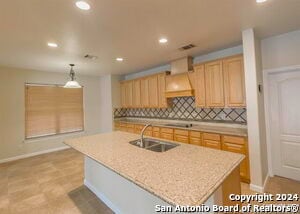 Building Photo - 915 Classen Pass