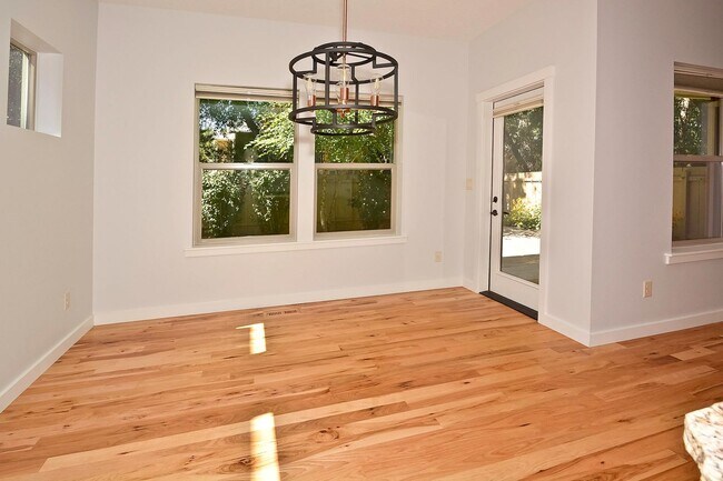 Building Photo - 3 Bedroom 2.5 Bathroom Home in Southeast Boise