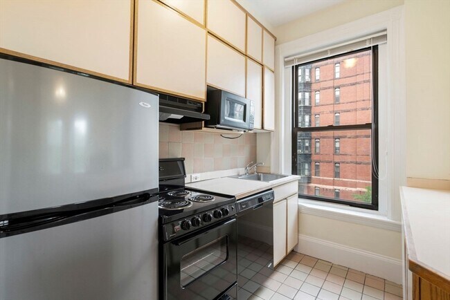 Building Photo - 421 Marlborough St