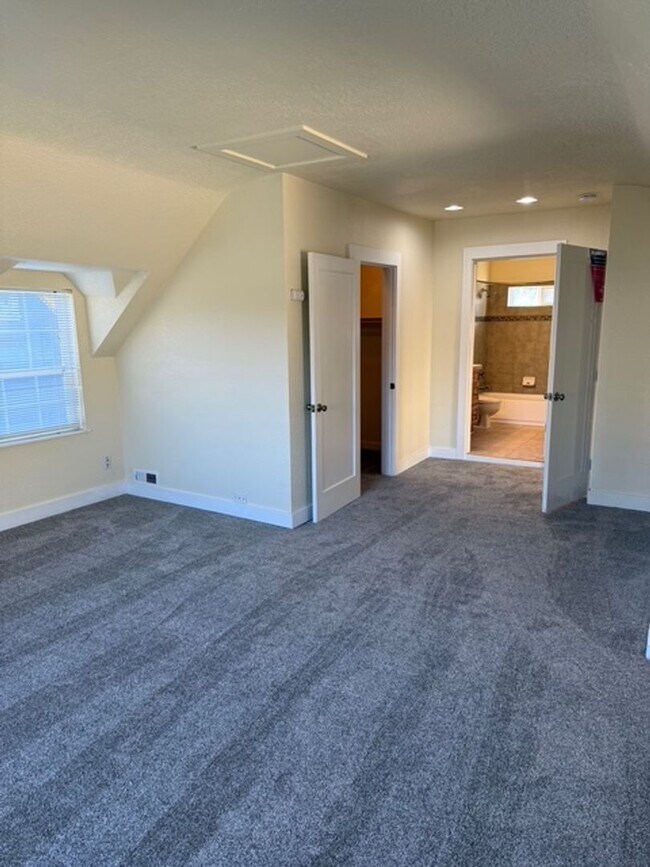 Building Photo - 600B00