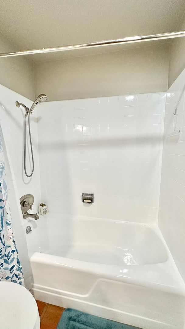 Building Photo - Beautifully Appointed & Fully Furnished, S...
