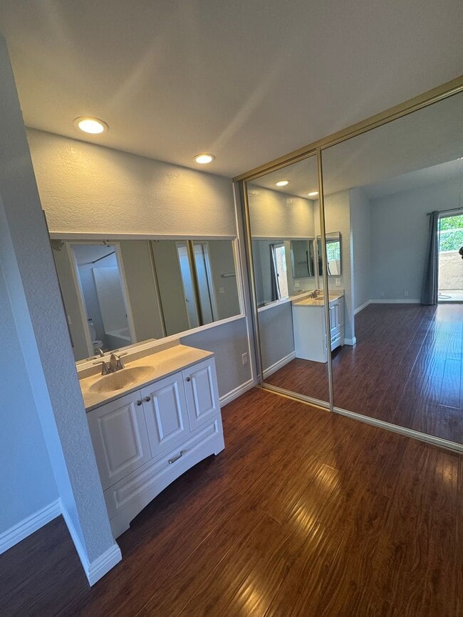Building Photo - 2 Bed, 2 Bath Upper End Unit in Beautiful ...