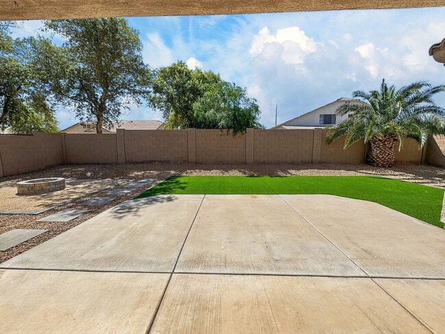 Building Photo - Single-level 4 bed, 2 bath home with tandem 3-car garage and RV gate.