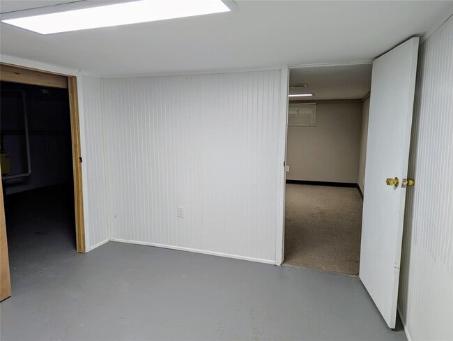 Building Photo - 139 Pine Neck Ave