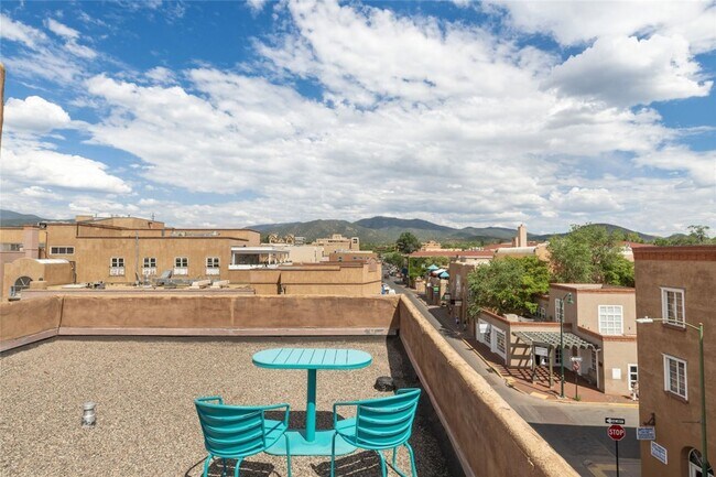 Building Photo - Inviting Studio in the Heart of Downtown S...