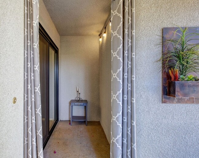 Building Photo - Stylish Ground-Floor Condo in Gated Palm S...