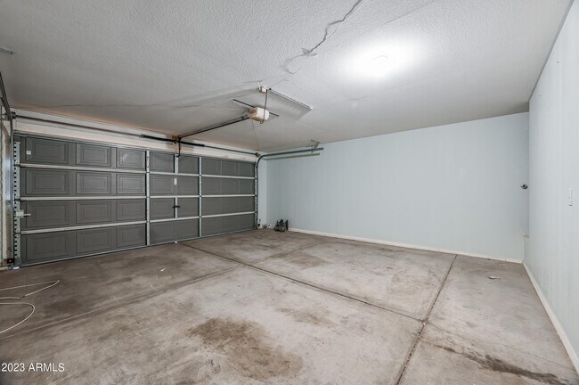Building Photo - 808 W Roeser Rd