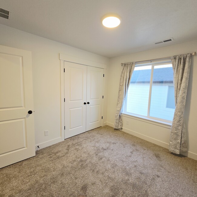 Building Photo - 4022 1100 N