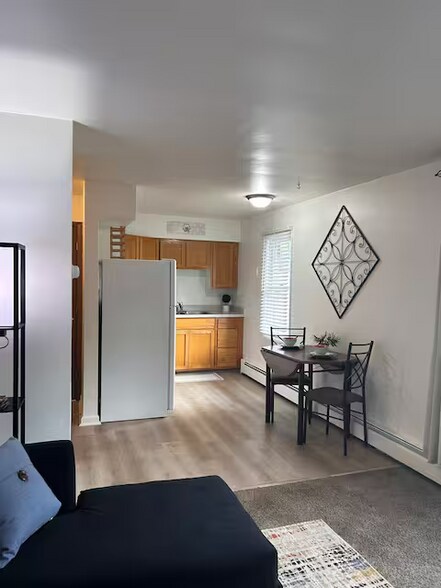 Building Photo - 212 N Main St