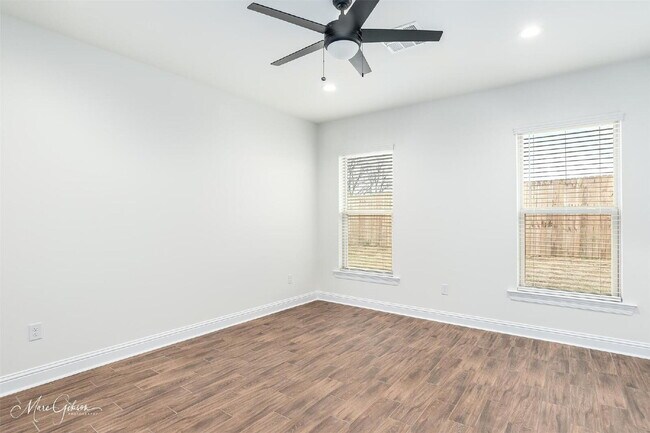 Building Photo - "Charming 3-Bedroom Bossier City Home with 2 Full Baths and 1848 Sq Ft of Comfort!"