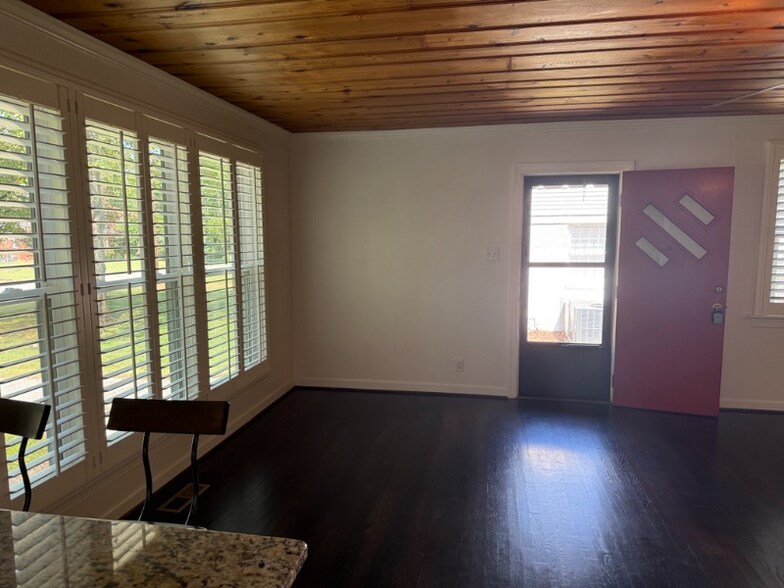 Building Photo - 2207 Pinewood Rd