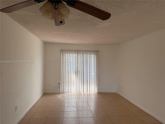 Building Photo - 13725 NE 6th Ave