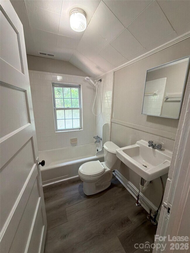 Building Photo - 3516 Eastway Dr