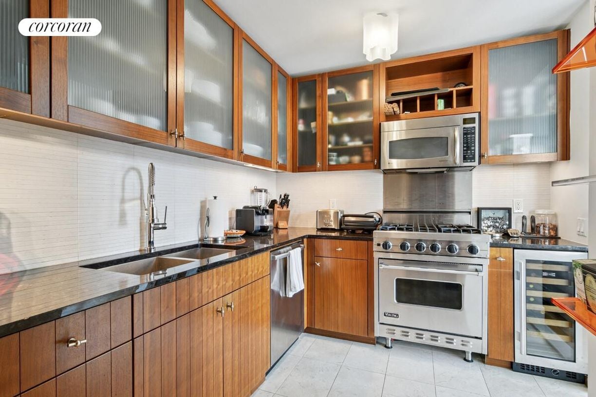 Building Photo - 250 E 53rd St