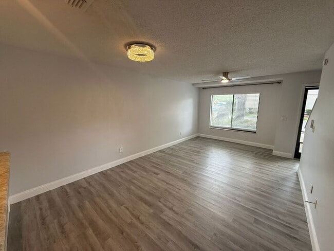 Building Photo - Gorgeous, Completely Remodeled 2/2.5 Condo in Sandlewood Creek- Winter Park!