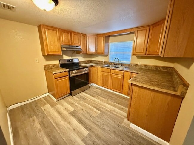 Building Photo - Newly Renovated, spacious 4 bedroom / 3 bath