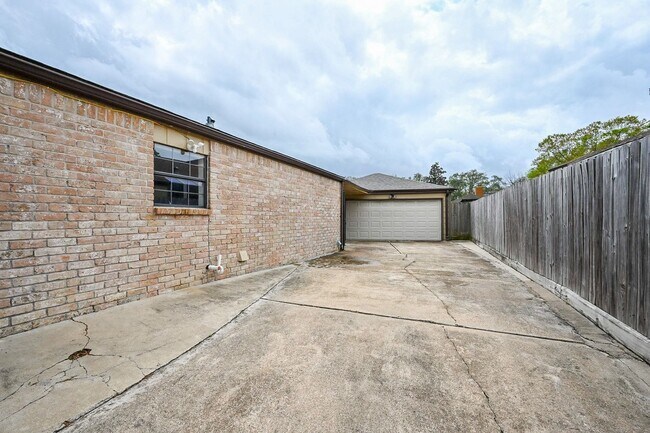 Building Photo - 15723 Creekhaven Dr