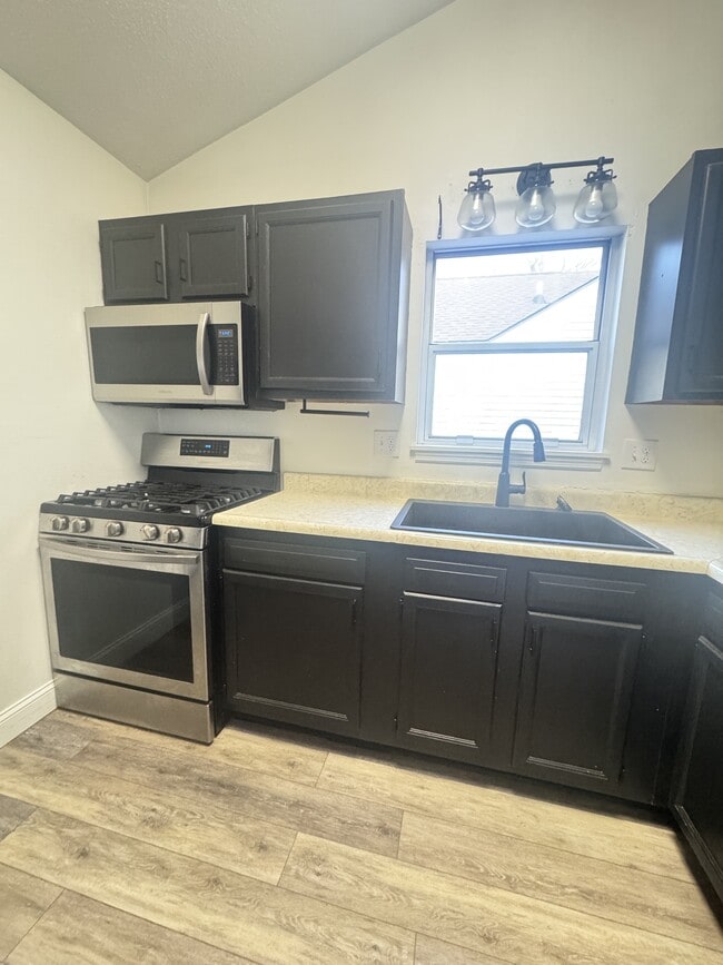 Building Photo - 1003 Parkside Dr